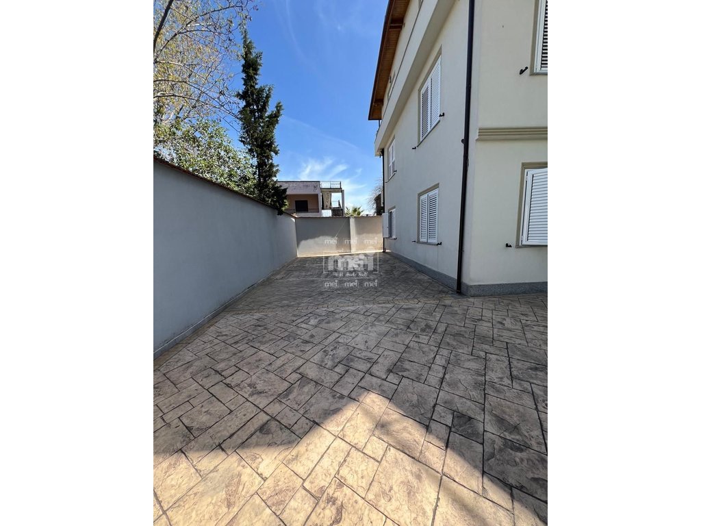 JEPET ME QIRA VIL PRANE STADIUMIT!