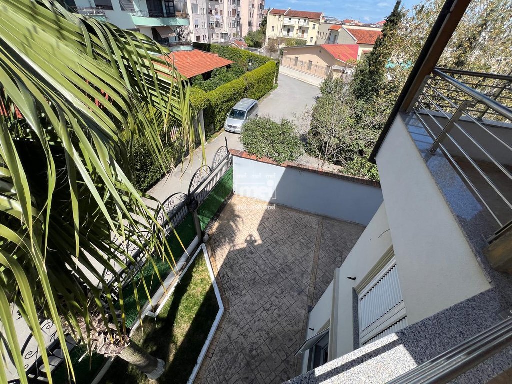 JEPET ME QIRA VIL PRANE STADIUMIT!