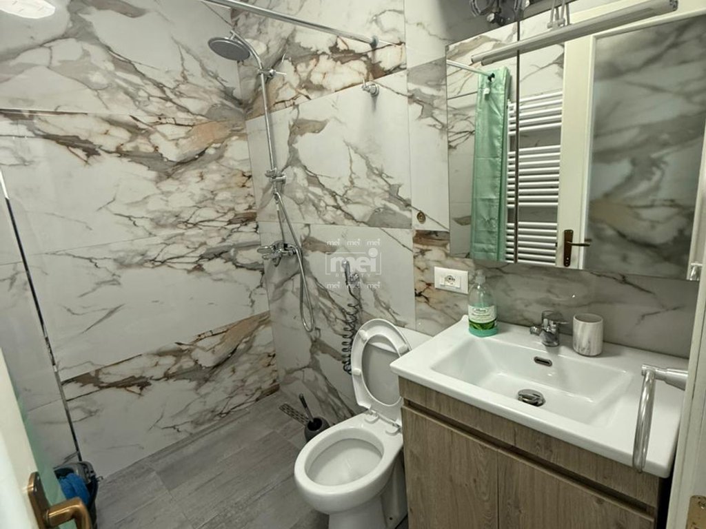 JEPET ME QIRA GARSONIERE NE QENDER!