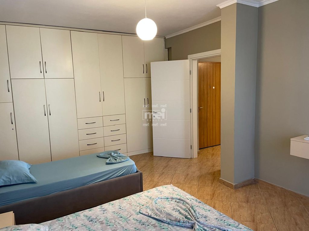 JEPET ME QIRA APARTAMENT 2+1 TEK RROTA KUQE ME PAMJE NGA DETI
