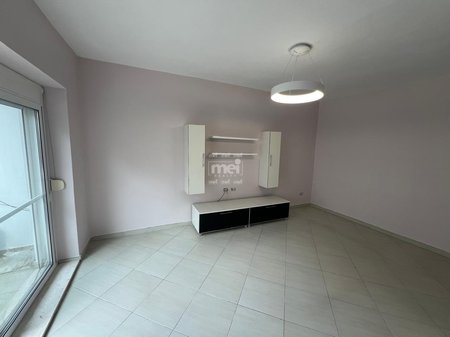 JEPET ME QIRA APARTAMENT 2+1 TEK STADIUMI