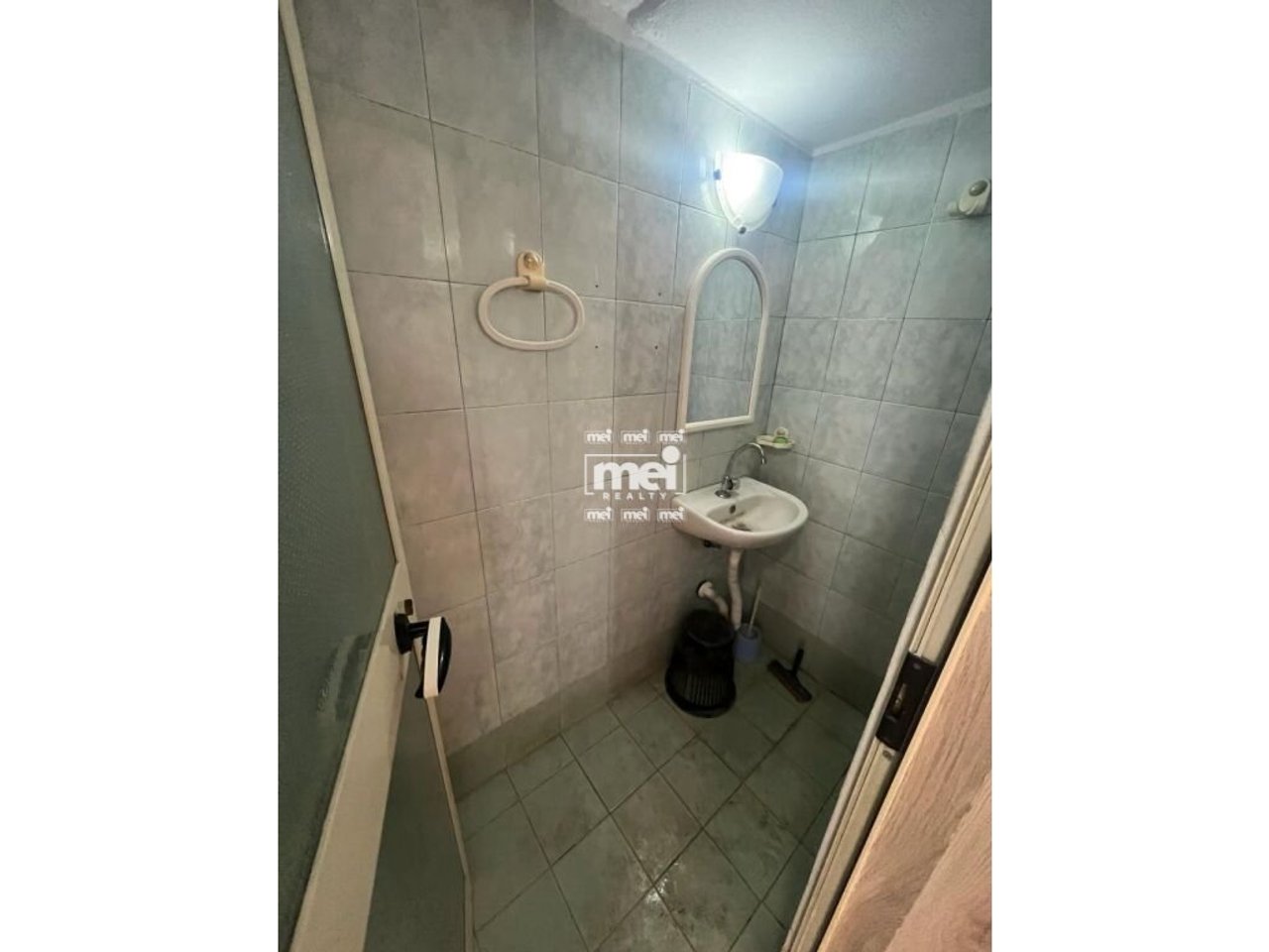 JEPET ME QIRA AMBIENT BIZNESI  TEK RRUGA E RE E PORTIT!