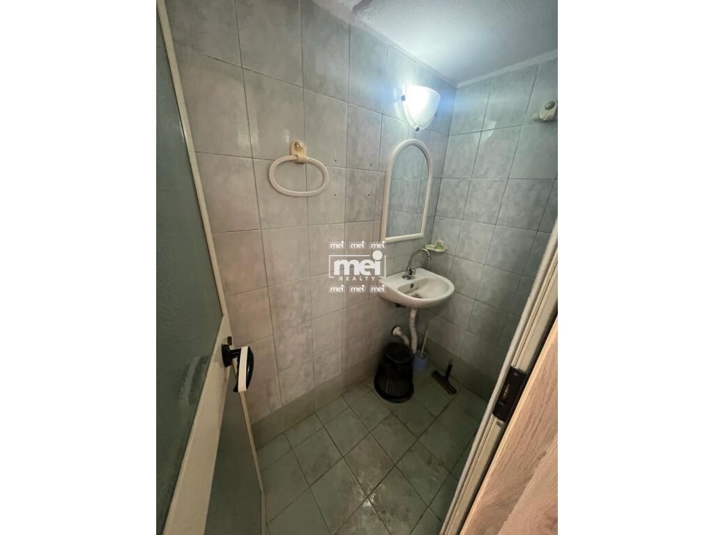 JEPET ME QIRA AMBIENT BIZNESI  TEK RRUGA E RE E PORTIT!