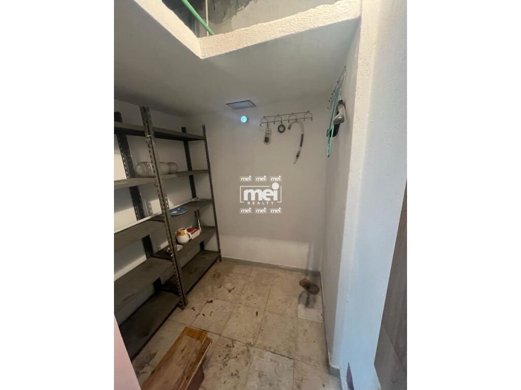 JEPET ME QIRA AMBIENT BIZNESI  TEK RRUGA E RE E PORTIT!