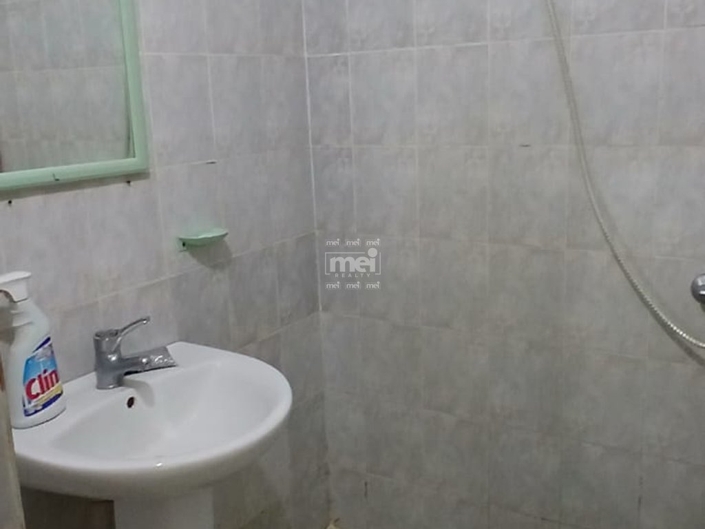 JEPET ME QIRA GARSIONER TE RROTA E KUQE