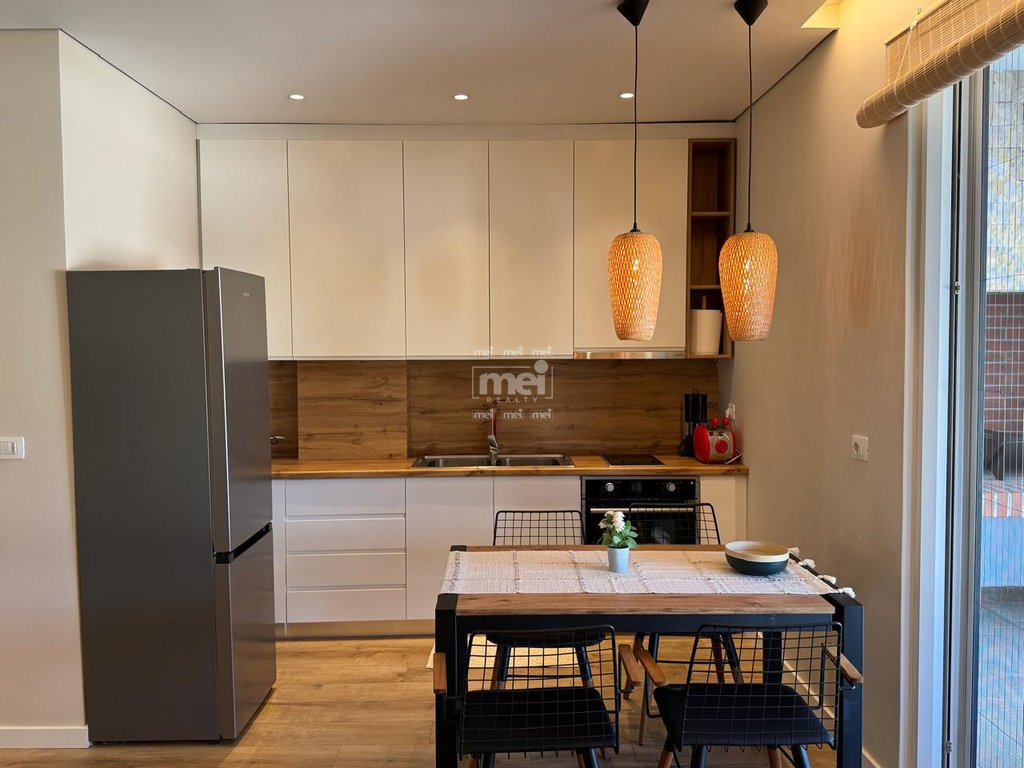 SHITET APARTAMENT NE SAN PIETRO - GJIRI I LALZIT!