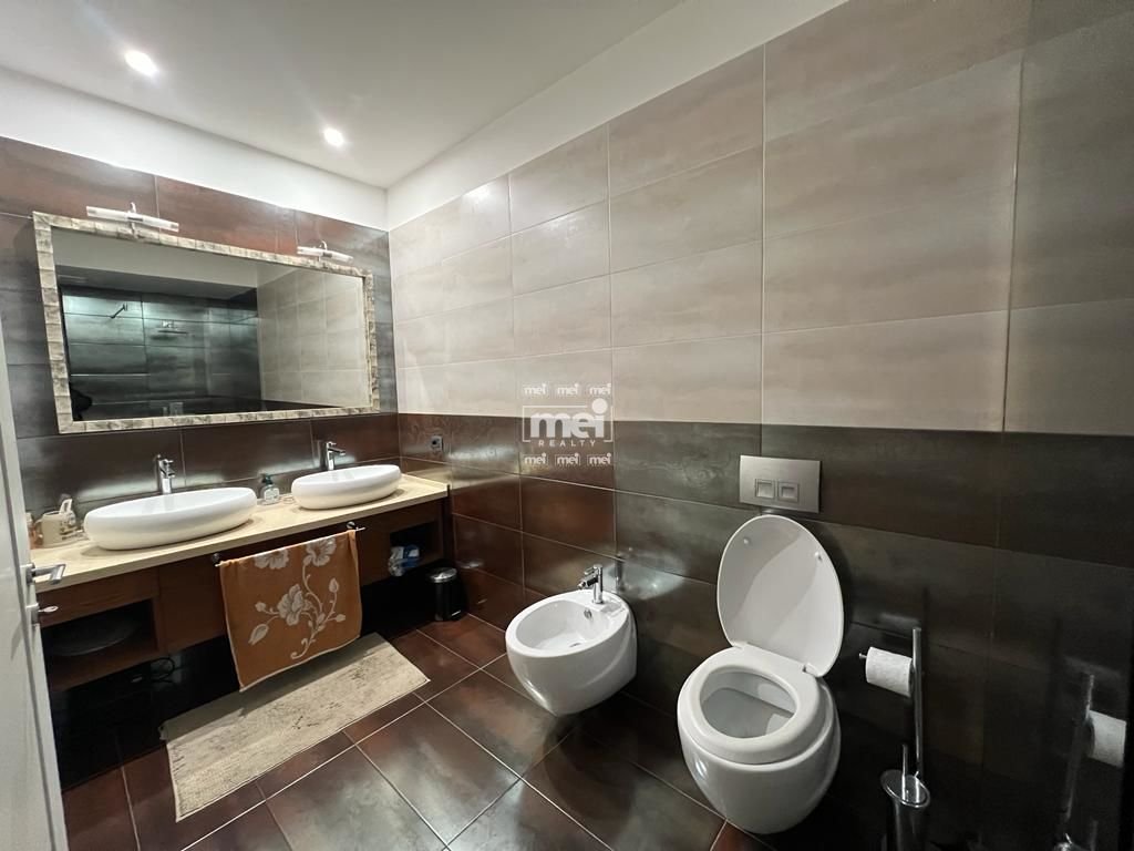 SHITET  APARTAMENT 3+1+2 ME PAMJE NGA DETI NE VOLLGA!