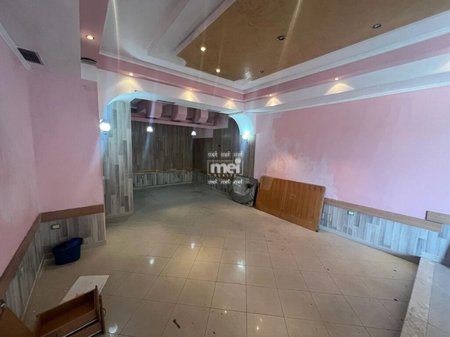 JEPET ME QIRA AMBIENT BIZNESI  TEK RRUGA E RE E PORTIT!