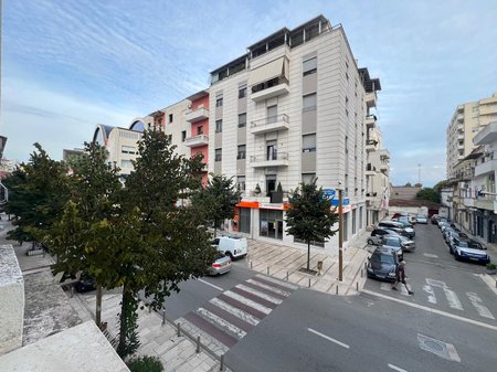 JEPET ME QIRA APARTAMENT  2+1 NE QENDER TE QYTETIT!