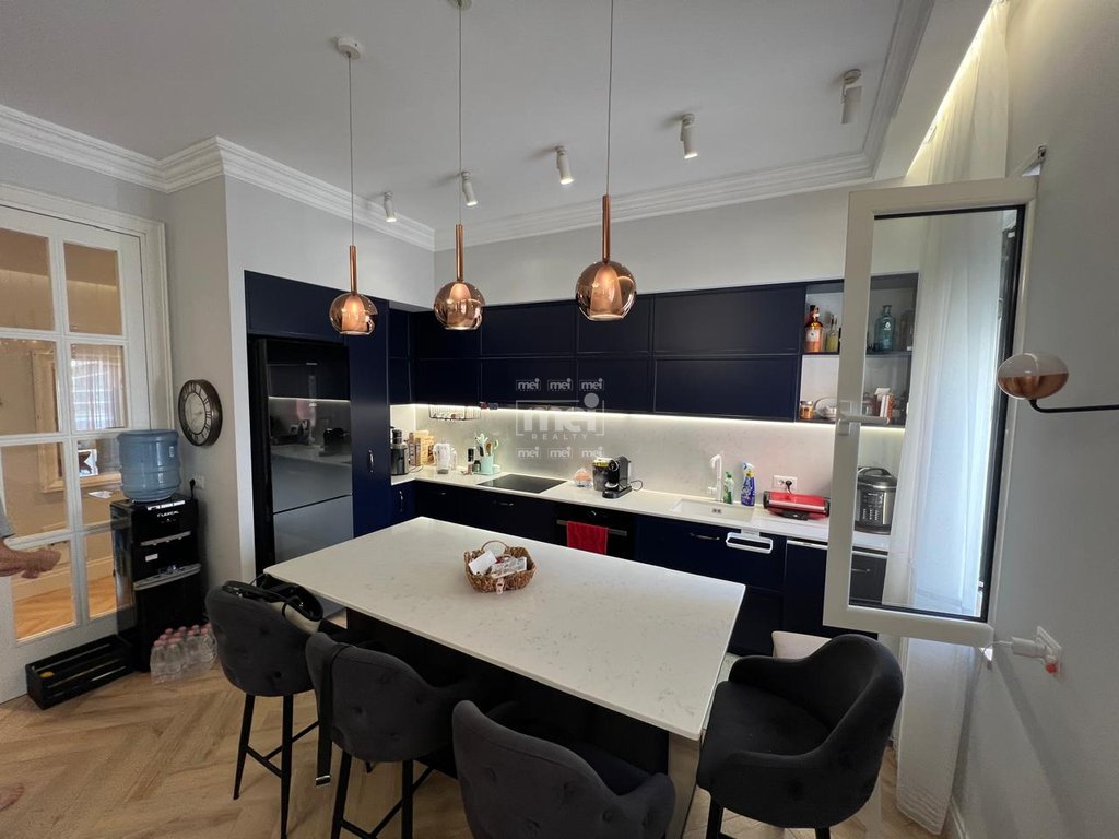 JEPET ME QIRA SUPER APARTAMENT 3+1+2 NE QENDER!