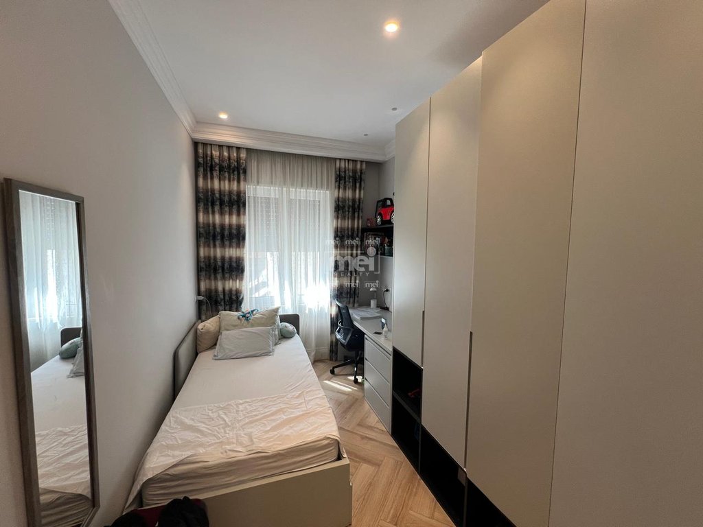JEPET ME QIRA SUPER APARTAMENT 3+1+2 NE QENDER!