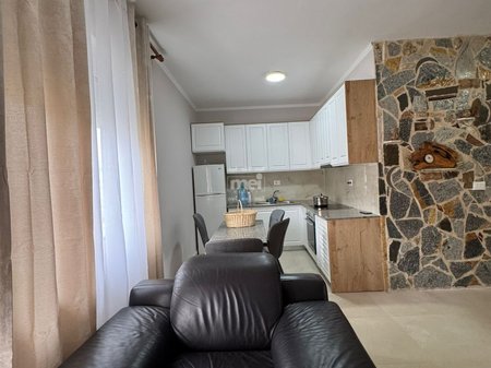 JEPET APARTAMENT ME QERA 2+1  NE PLAZH !