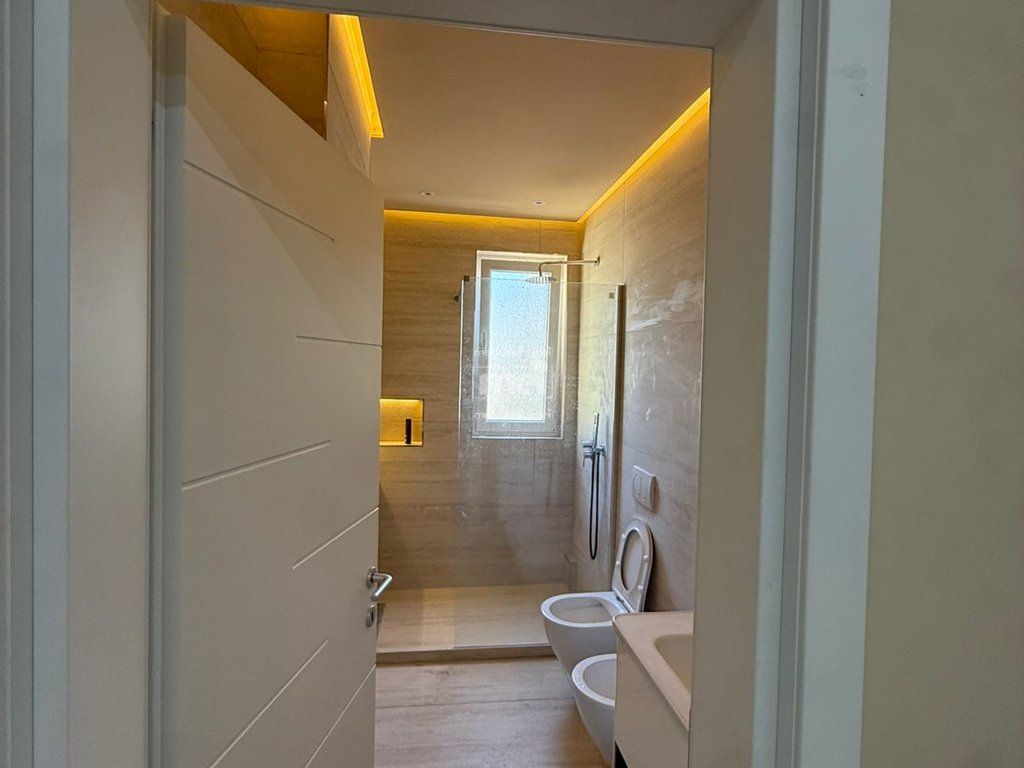 JEPET ME QERA APARTAMENT 2+1 PRANE ISH RAJONIT !