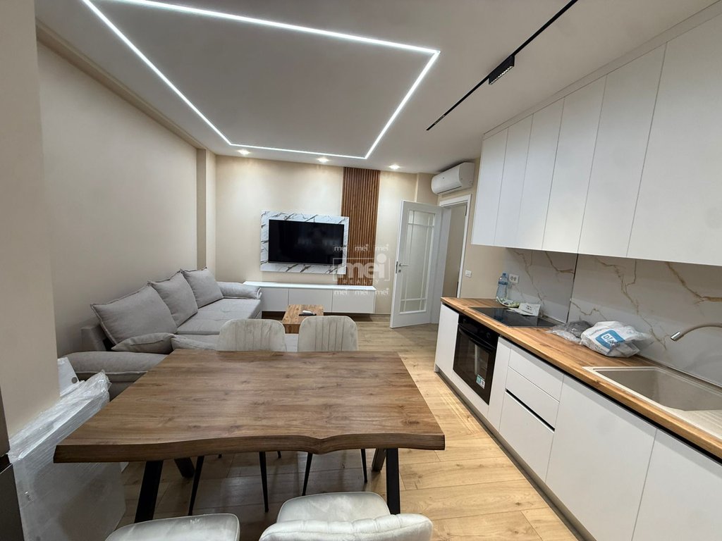 JEPET ME QERA APARTAMENT 2+1 PRANE ISH RAJONIT !