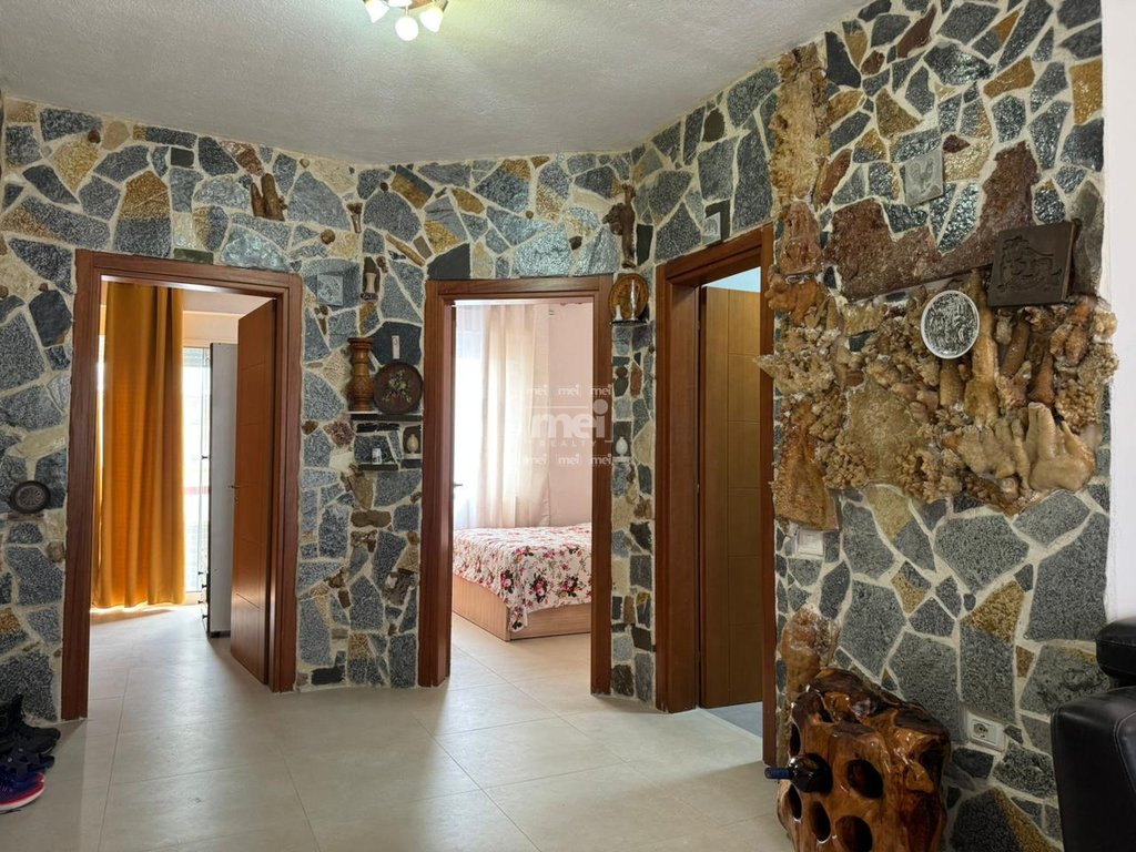 JEPET APARTAMENT ME QERA 2+1  NE PLAZH !