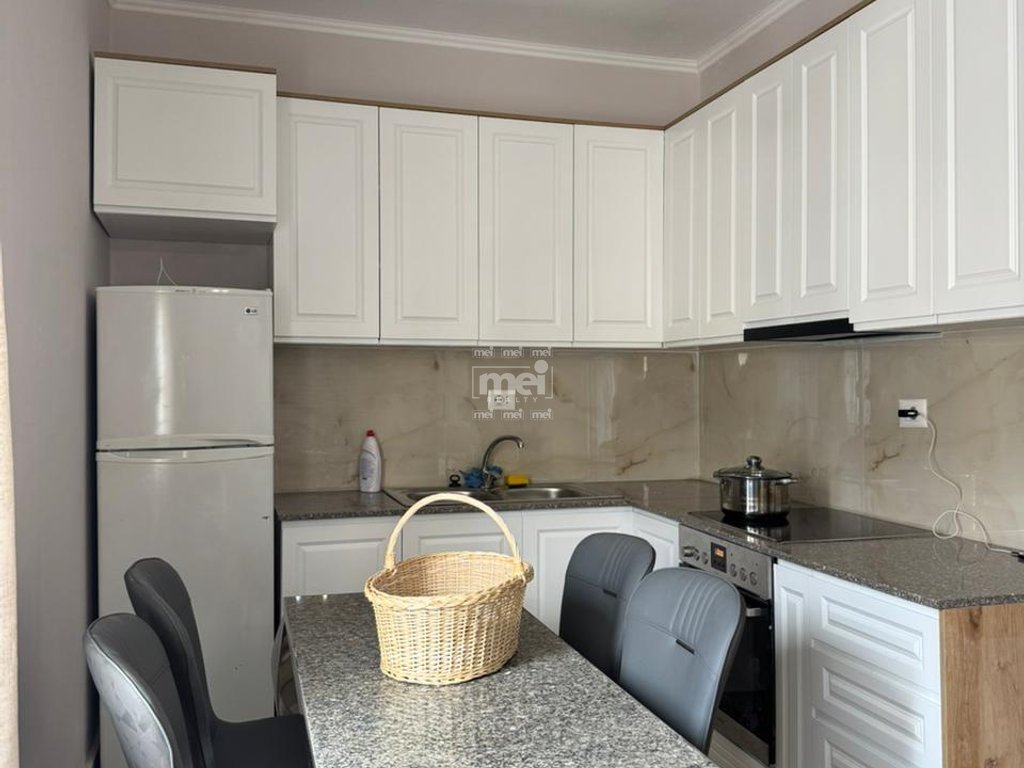 JEPET APARTAMENT ME QERA 2+1  NE PLAZH !