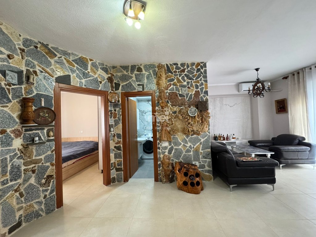 JEPET APARTAMENT ME QERA 2+1  NE PLAZH !