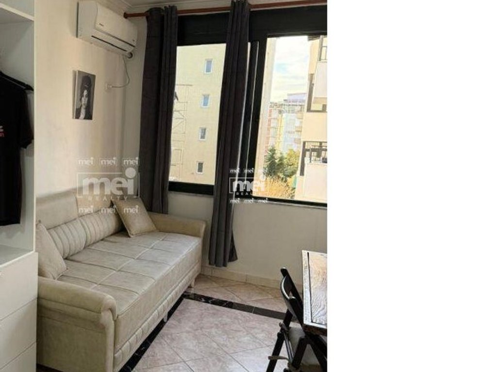 JEPET ME QIRA GARSONIERE NE PLAZH TEK RROTA KUQE!