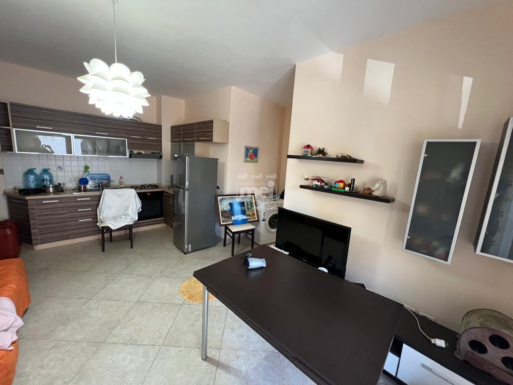 JEPET ME QIRA APARTAMENT 1+1 TEK SHKEMBI I KAVAJES!