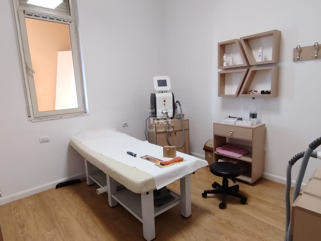 AMBJENT PER ZYRA /KOMERCIAL PRANE BLUE STAR NE DURRES