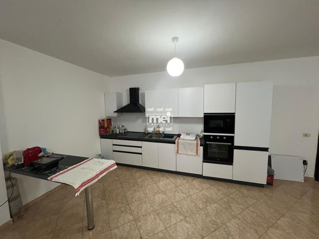 JEPET ME QIRA APARTAMENT 2+1+2 TEK RRUGA E PORTIT !
