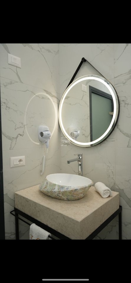 SI AFFITTA HOTEL SULLA SPIAGGIA DI DURRËS