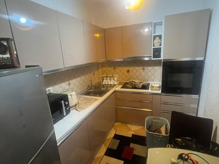 JEPET ME QIRA GARSONIERE NE QENDER!