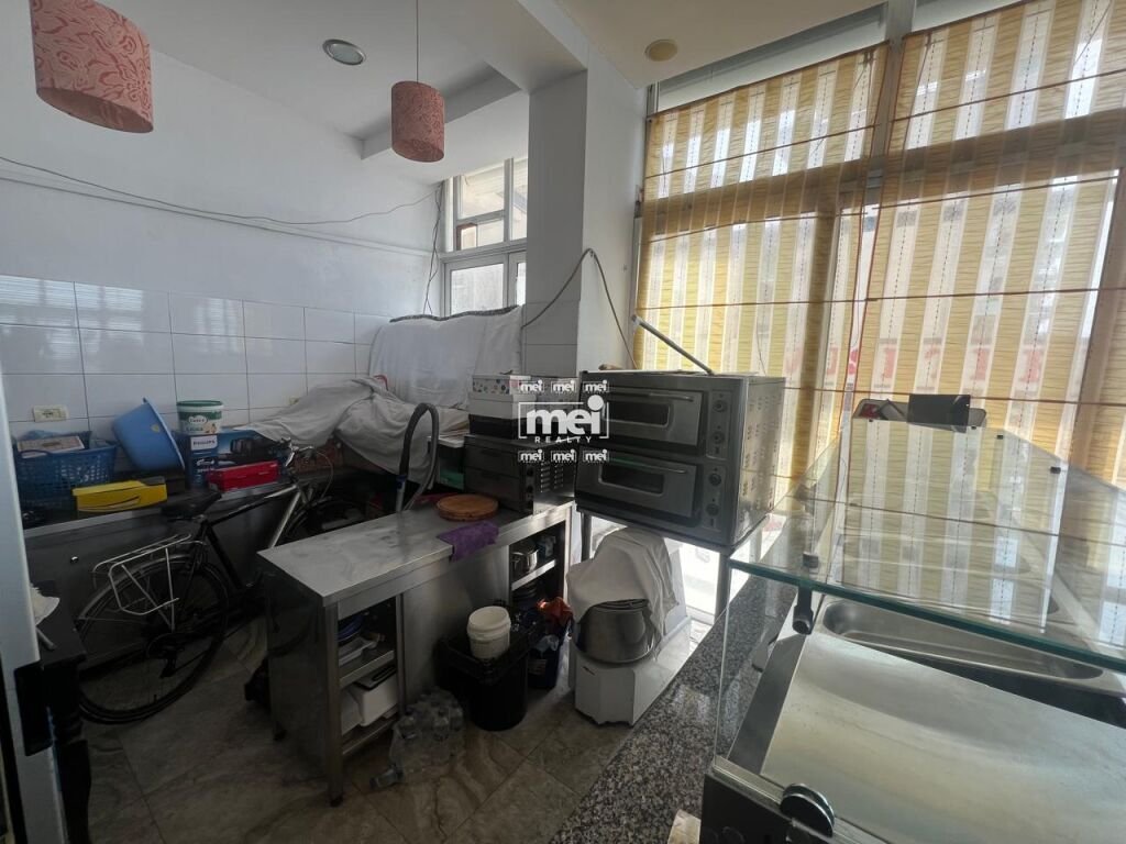 SHITET AMBIENT BIZNESI NE PLAZH ME PAMJE NGA DETI