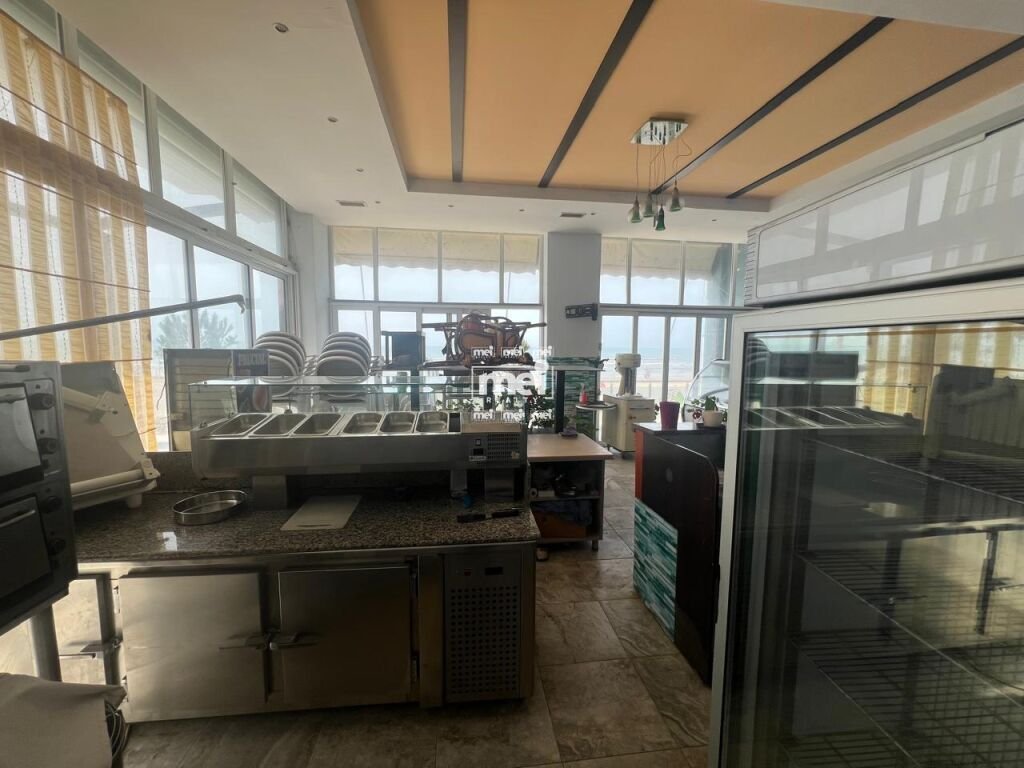 JEPET ME QIRA AMBIENT BIZNESI NE PLAZH ME PAMJE NGA DETI