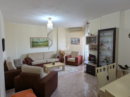 JEPET APARTAMENT ME QIRA 2+1 TREGU FRUTA PERIME