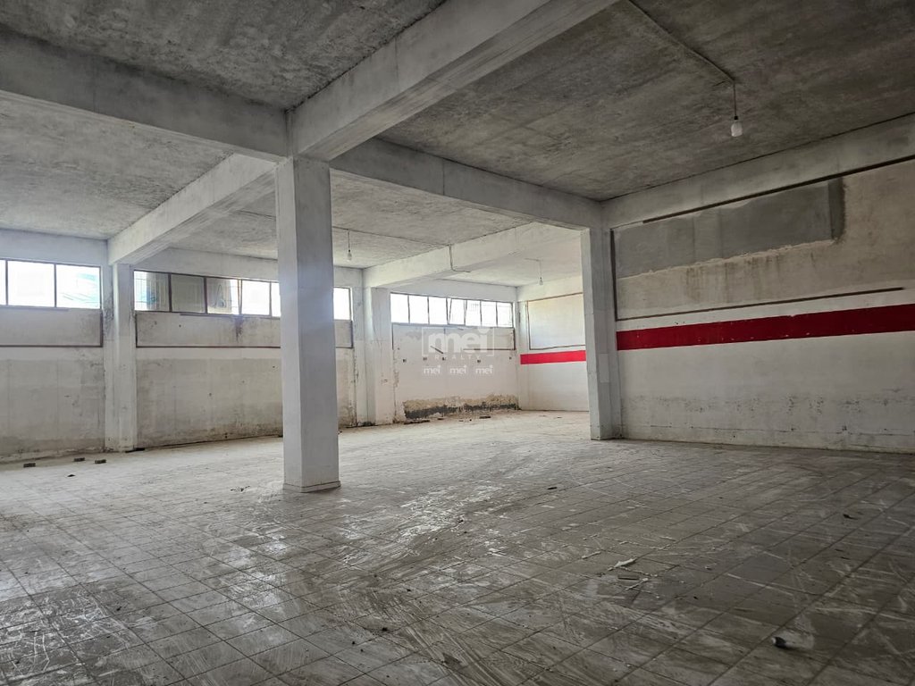 JEPET ME QIRA MAGAZINE NE KM -4 TE AUTOSTARDES DURRES-TIRANE!