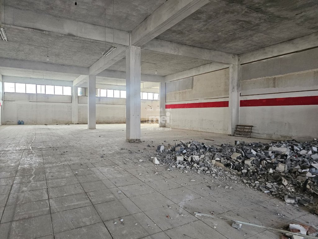 JEPET ME QIRA MAGAZINE NE KM -4 TE AUTOSTARDES DURRES-TIRANE!