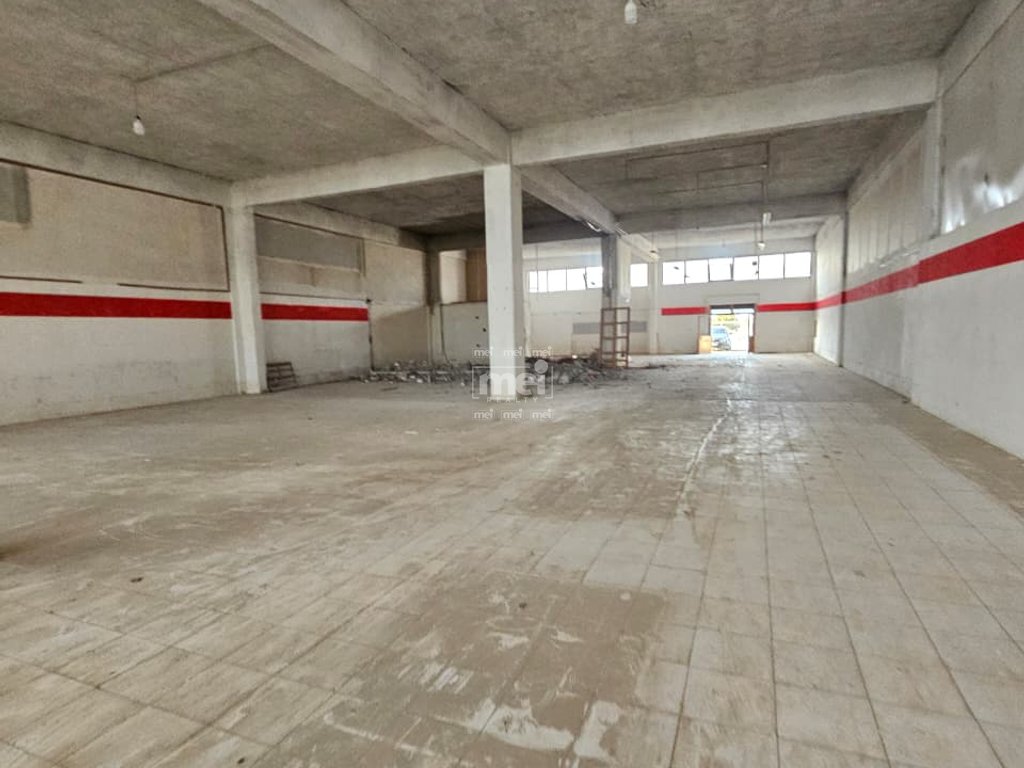 JEPET ME QIRA MAGAZINE NE KM -4 TE AUTOSTARDES DURRES-TIRANE!