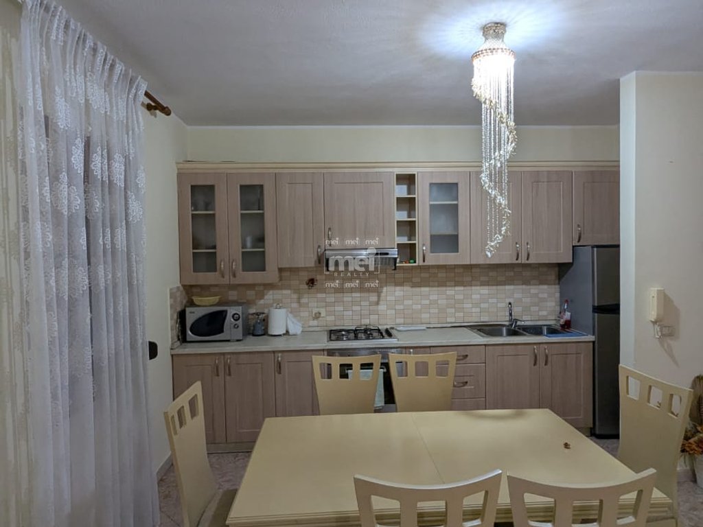 JEPET APARTAMENT ME QIRA 2+1 TREGU FRUTA PERIME