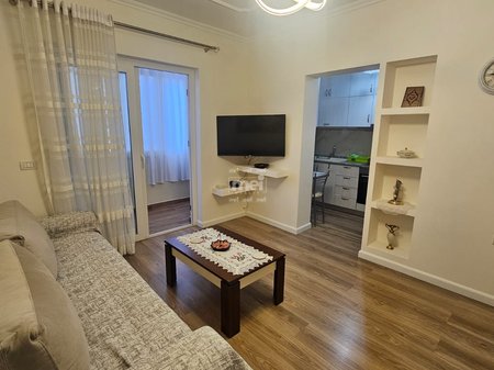 JEPET ME QIRA APARTAMENT 1+1 PRANE GJYKATES!