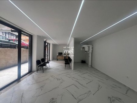 SHITET AMBIENT BIZNESI NE PLAZH PERBRI ME PASTICERI PELIKANI!