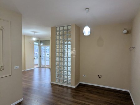 OKAZION SHITET APARTAMENT TEK POLICIA