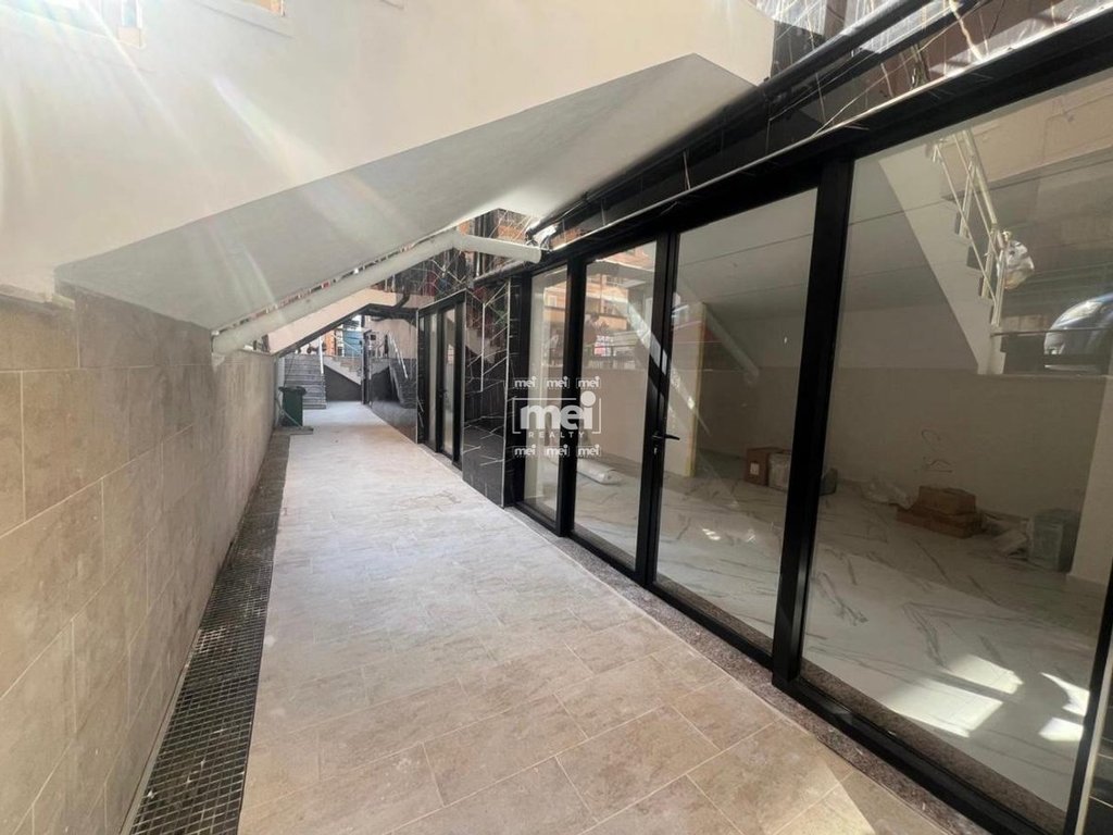 SHITET AMBIENT BIZNESI NE PLAZH PERBRI ME PASTICERI PELIKANI!