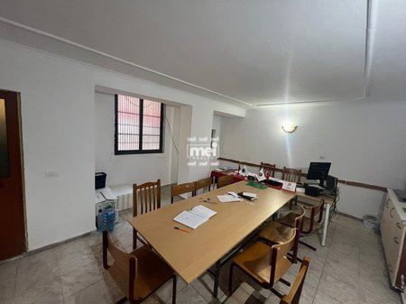 SHITET AMBINET KOMERCIAL NE QENDER!