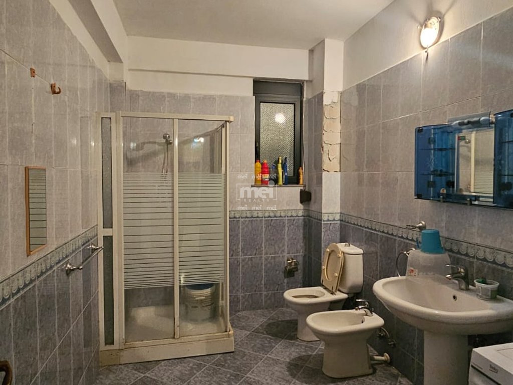 JEPET ME QIRA APARTAMENT 2+1 TEK DREJTORIA E POLICISE, DURRES!