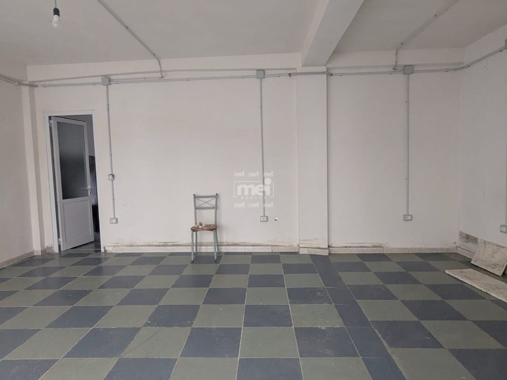 JEPET ME QIRA AMBIENTI TEK GJYKATA