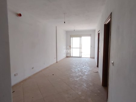 SHITET APARTAMENT 1+1 NE SHKEMB I KAVAJES ME PAMJE DETI