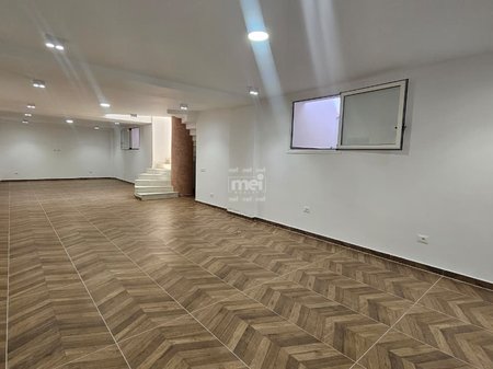 SHITET AMBIENT BIZNESI NË QENDËR TË DURRËSIT!