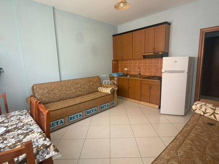 SHITET APARTAMENT 1+1 NË SHKËMBIN E KAVAJËS, SIPËR SHINAVE!