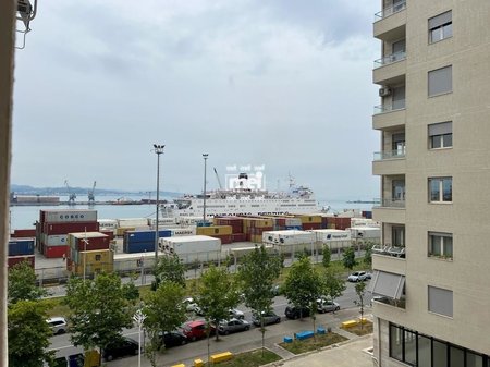 JEPET ME QIRA APARTAMENT 1+1 TEK RRUGA E RE E PORTIT ME PAMJE NGA DETI !