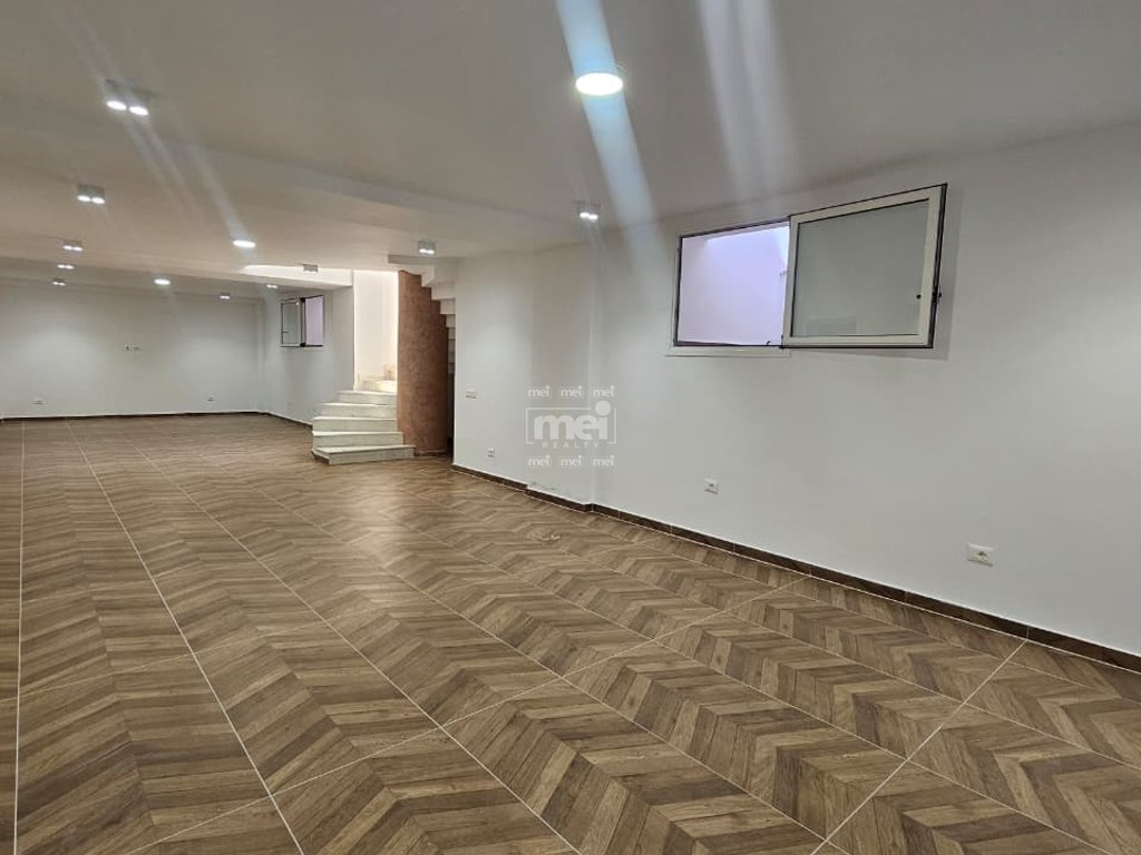 SHITET AMBIENT BIZNESI NË QENDËR TË DURRËSIT!