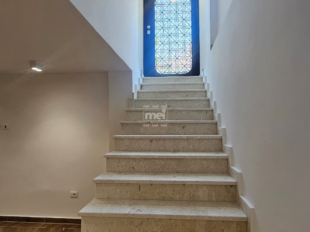 SHITET AMBIENT BIZNESI NË QENDËR TË DURRËSIT!