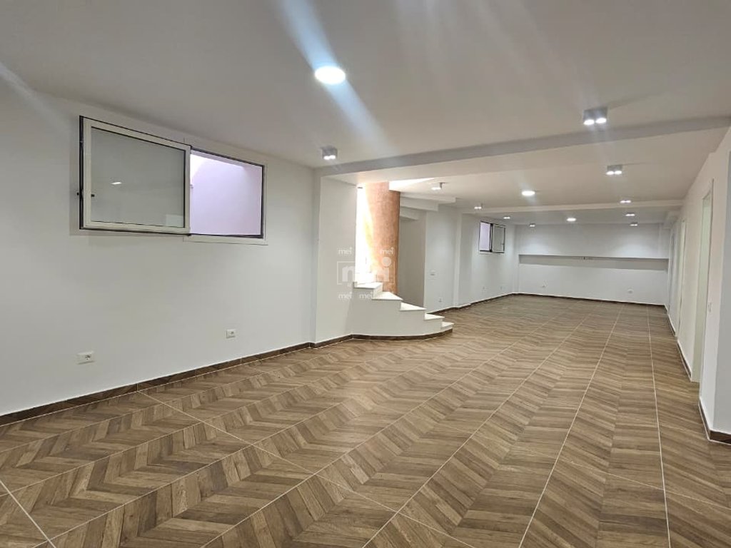 SHITET AMBIENT BIZNESI NË QENDËR TË DURRËSIT!
