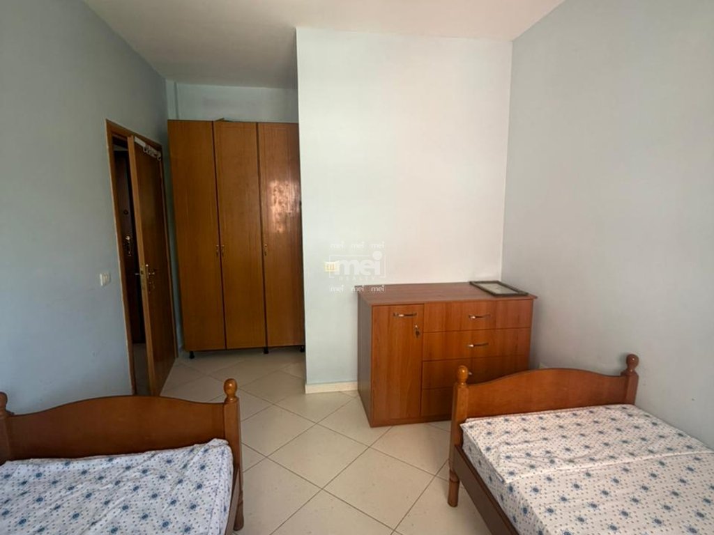 SHITET APARTAMENT 1+1 NË SHKËMBIN E KAVAJËS, SIPËR SHINAVE!