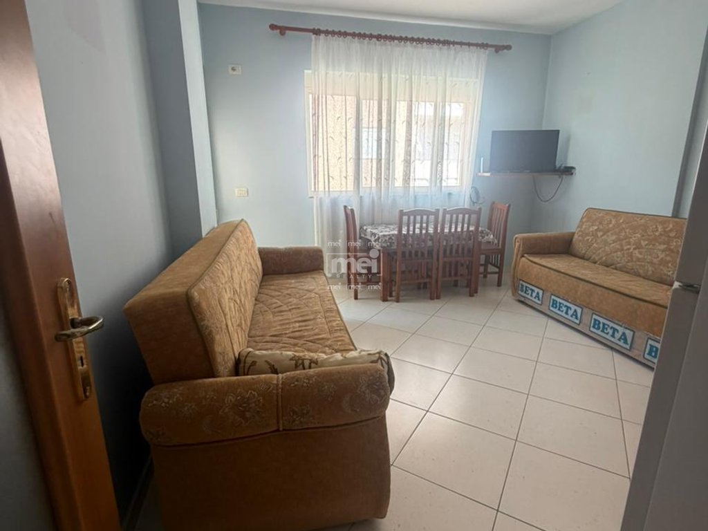 SHITET APARTAMENT 1+1 NË SHKËMBIN E KAVAJËS, SIPËR SHINAVE!